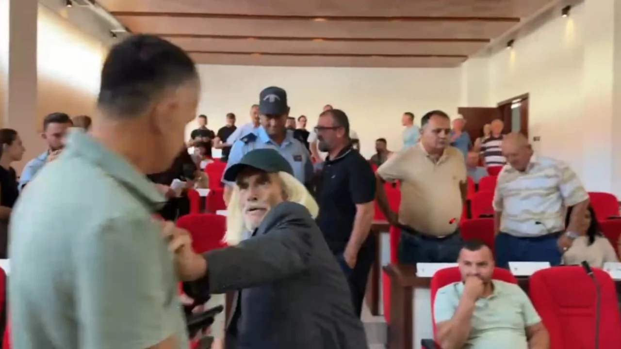 Territorialja  Tensione në Këshillin Bashkiak të Maliqit  PS braktisin mbledhjen  qytetari sulmon kryetarin  VIDEO 