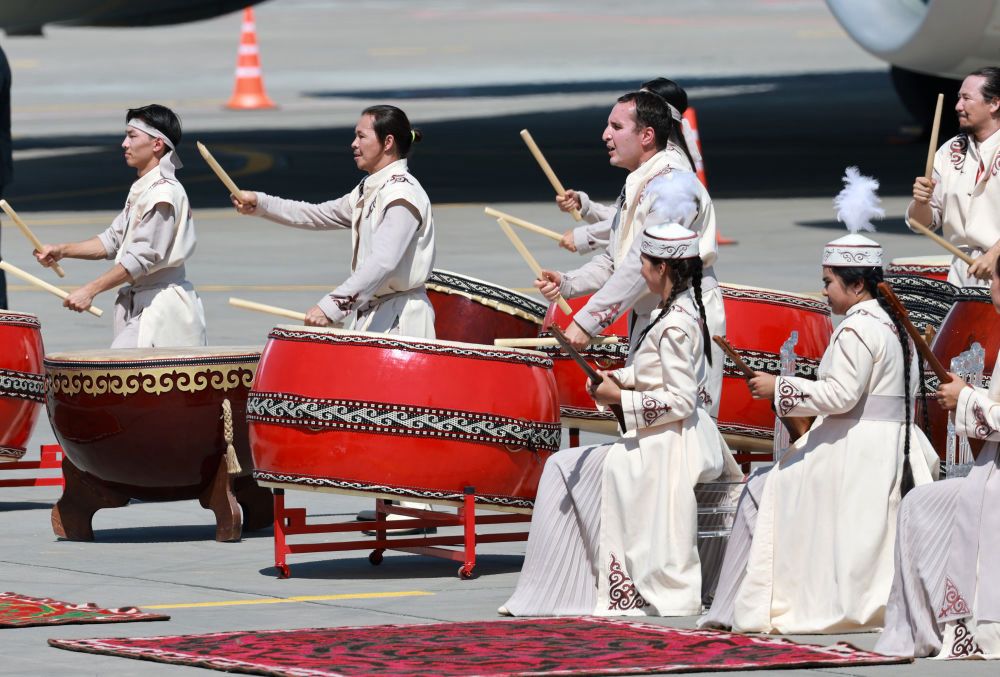Xi Jinping u mbërrin në Bishkek për të marrë pjesë në Samitin e OBSh së 2026 dhe për vizitë shtetërore në Kirgizistan