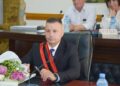 “Turp për Parlamentin nëse e voton!”- Kryebashkiaku i Poliçanit kundër PS për shkrirjen me Beratin, 15 këshilltarë paralajmërojnë dorëheqjen