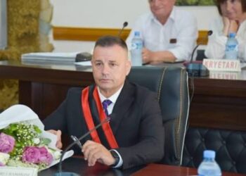 “Turp për Parlamentin nëse e voton!”- Kryebashkiaku i Poliçanit kundër PS për shkrirjen me Beratin, 15 këshilltarë paralajmërojnë dorëheqjen