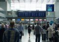 “Financial Times”: Sistemi i ri i hyrjes në BE po shkakton vështirësi për udhëtarët! Deri në dy orë pritje në aeroportet kryesore evropiane