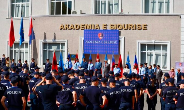 Policisë së Shtetit bëhet me 389 efektivë të rinj  ministri Lamallari  Uniforma nuk jep privilegje  por përgjegjësi 