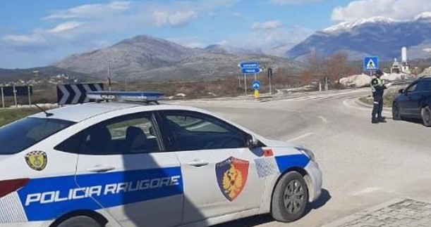 Aksident dramatik në Vlorë Orikum   Audi  përplas këmbësoren me foshnjën 3 muajshe  mrekullisht shpëtojnë të dyja 