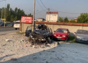 Aksident dramatik në Prizren, vetura me shpejtësi përplaset me kamionçinën dhe përfundon e bërë copash në oborrin e servisit!