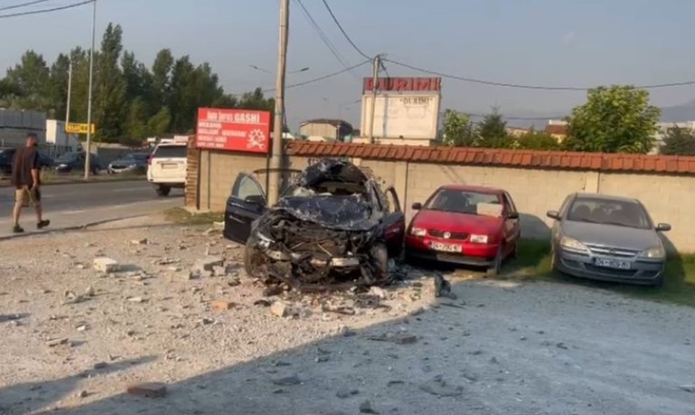 Aksident dramatik në Prizren  vetura me shpejtësi përplaset me kamionçinën dhe përfundon e bërë copash në oborrin e servisit 