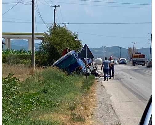 Aksident në Elbasan  Peqin  kamionçina përplaset me autobusin