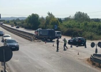 Aksident i rëndë te “Pushimi i shoferit”, makina përplaset me furgonin e udhëtarëve! 2 të plagosur në spital, disa të tjerë të lënduar