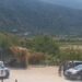 Aksident në Poliçan, makina del nga rruga dhe përfundon në kanal! Plagosen 3 anëtarët e familjes, e moshuara çohet te Trauma