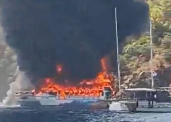VIDEO/ Zjarri shkrumbon anijet turistike në Turqi, 115 personat në bord zhyten në det për të shpëtuar! Flakë e tym i zi, shikoni pamjet