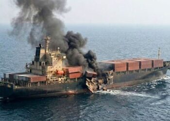 Incidenti i ri në Ngushticën e Hormuzit, sulmohet një anije. Një marinar i zhdukur -