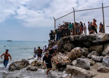 Franca rrit numrin e efektivëve në kufirin me Spanjën pas hyrjes së emigrantëve në Ceuta -