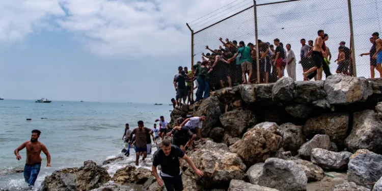 Franca rrit numrin e efektivëve në kufirin me Spanjën pas hyrjes së emigrantëve në Ceuta -