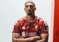 Liverpool zyrtarizon transferimin e Araujos nga Barcelona, mbrojtësi pozon me fanelën e “Reds”: Ramë dakord dhe firmosëm!