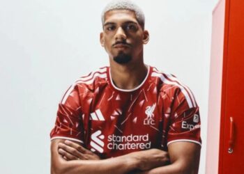 Liverpool zyrtarizon transferimin e Araujos nga Barcelona, mbrojtësi pozon me fanelën e “Reds”: Ramë dakord dhe firmosëm!