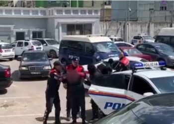 EMRI/ Përplasi për vdekje vogëlushen gjatë manovrave me makinë, arrestohet shoferi 24-vjeçar!