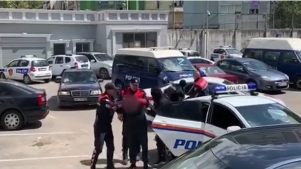EMRI  Përplasi për vdekje vogëlushen gjatë manovrave me makinë  arrestohet shoferi 24 vjeçar 