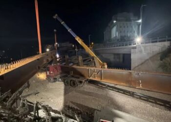 “Vijon normalisht qarkullimi në rrugën Tiranë-Durrës”- ARRSH: Përfundoi montimi i trarëve metalikë te mbikalimit të ri i Kasharit