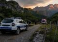 Vrasja e babë e bir në Dukagjin/ Autorët zbrazën kallashnikovin ndaj automjetit të viktimave, gjenden 50 gëzhoja në vendngjarje