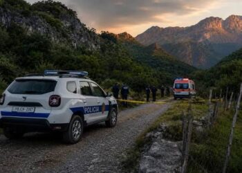 Vrasja e babë e bir në Dukagjin/ Autorët zbrazën kallashnikovin ndaj automjetit të viktimave, gjenden 50 gëzhoja në rrugë