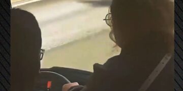 VIDEO/ Shoferi humb ndjenjat, pasagjerët heronj shmangin tragjedinë në pak sekonda! Momenti kur kontrollojnë autobusin me 50 udhëtarë