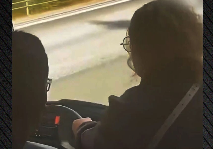 VIDEO  Shoferi humb ndjenjat  pasagjerët heronj shmangin tragjedinë në pak sekonda  Momenti kur kontrollojnë autobusin me 50 udhëtarë
