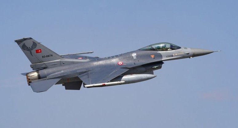 Rriten tensionet mbi Egje  Greqia akuzon Turqinë për 25 shkelje të hapësirës ajrore me avionë luftarakë  F 16  brenda ditës 