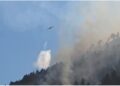 Shkrumbohen pishat e bredhat në Parkun e Lurës, në ndihmë për shuarjen e zjarreve edhe dy avionë
