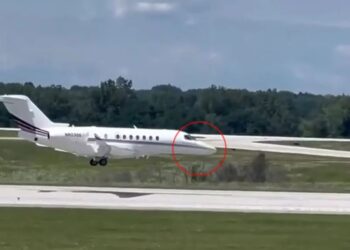 VIDEO/ Pamje drithëruese nga Ohajo, piloti ul në pistë avionin pa rrotën e përparme! Shikoni momentin dramatik
