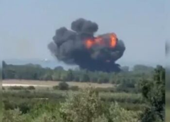 VIDEO/ Avioni luftarak “F-16” rrëzohet gjatë stërvitjes në Turqi dhe shpërthen në flakë, piloti shpëton pasi hidhet me katapultë! Shikoni pamjet