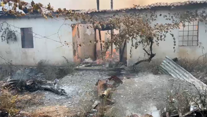 VIDEO dhe FOTO  Gjithçka në shkrumb dhe hi  pamjet tronditëse nga shtëpitë e djegura në Gojan të Pukës  Banorët vrapojnë të shpëtojnë