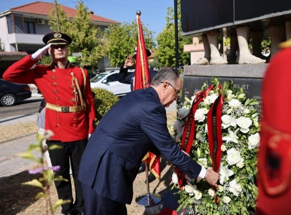 Koha nuk pret   Begaj nderon viktimat e komunizmit në Lushnjë  Të mos harrojmë  kujtesa është përgjegjësi për të ardhmen 