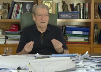 Me tavolinën e mbushur me shkresa e dosje, Berisha akuza qeverisë për zjarret: Vendi i rrezikuar, Rama dhe ministrat rreziten e luajnë kumar!