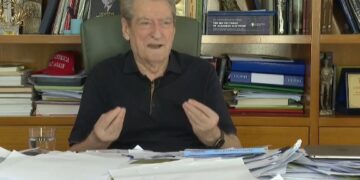 Me tavolinën e mbushur me shkresa e dosje, Berisha akuza qeverisë për zjarret: Vendi i rrezikuar, Rama dhe ministrat rreziten e luajnë kumar!