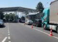 Fluks mjetesh dhe radhë kilometrike në Doganën e Bllatës në Dibër, zbulohet shkaku!