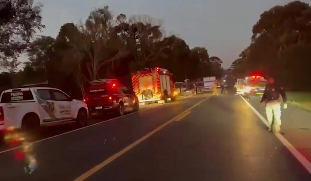 VIDEO  Tragjedi rrugore në Brazil  autobusi që transportonte pacientë me aftësi të kufizuara përplaset me kamionin  të paktën 23 të vdekur 