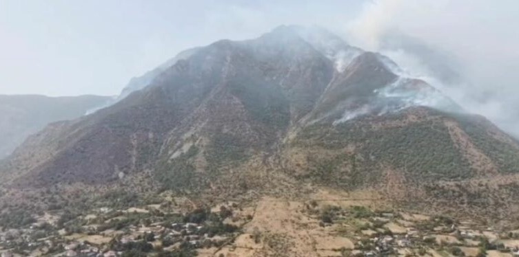 Situatë kritike në Vajkal të Bulqizës  zjarri del jashtë kontrollit  Flakët u afrohen shtëpive  banorët  Të ndërhyhet nga ajri  po mbytemi nga tymi 