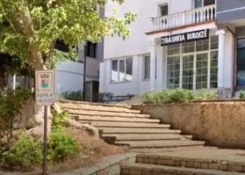Bashkisë së Bulqizës i vënë shiritin, punonjësit braktisin punën pas alarmit për bombë. Policia rrethon zonën