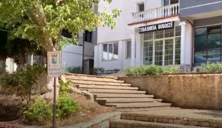 Bashkisë së Bulqizës i vënë shiritin  punonjësit braktisin punën pas alarmit për bombë  Policia rrethon zonën