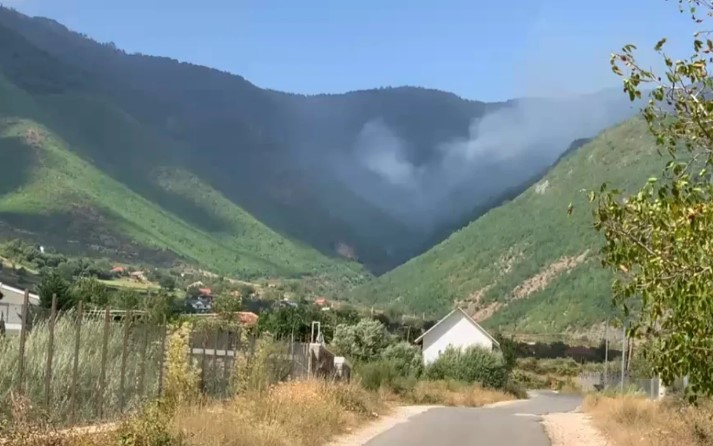Riaktivizohet zjarri në malin e  Qafë Helmesit   era favorizon flakët që po i afrohen fshatit Koçaj  Banorët kërkojnë ndërhyrje nga ajri