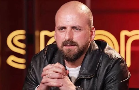 pehapi-informacione-fake-per-transferimin-e-yllit-te-bajernit-arrestohet-gazetari-sportiv-po-ve-koken-ne-rrezik
