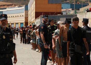 Kriza që ka futur në depresion BE-në! “Lufta” Sanchez-Meloni për Ceutën, Spanja vendos kontrolle kufitare edhe për fluturimet e anijet nga Italia