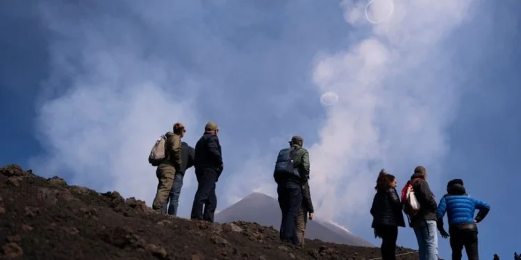 Shpërthen vullkani Etna, pezullohen fluturimet në aeroportin e Katanias (VIDEO) -