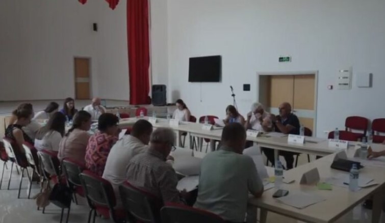 Bashkia e Dimalit mban mbledhje urgjente  Këshilli voton kundër relacionit për shkrirjen  18 nga 21 anëtarët kundër bashkimit me Beratin 