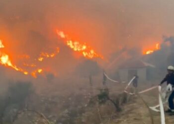 Vatër e madhe në Dragot të Tepelenës, zjarrfikësit luftojnë me flakët! (VIDEO)