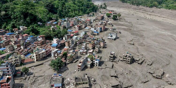 Mbi 1300 të zhdukur pas përmbytjeve në Nepal dhe Tibet, mes tyre qindra turistë të huaj -