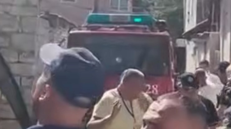 FOTO  Zjarri shkrumbon banesën në Elbasan  s ka të lënduar  Parandalohet përhapja e flakëve  të panjohura shkaqet 
