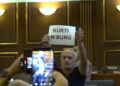 VIDEO/ ‘Kurti n’burg’, emigranti proteston ndryshe brenda sallës së Kuvendit të Kosovës, ia heqin parullën nga duart