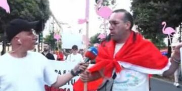 Dita e 76-të e protestës, emigranti s’i mban dot emocionet! I thotë gazetarit, “Ti je gjigant!”… (VIDEO)