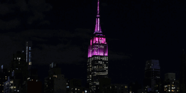 Vdekja e Dolly Parton, ndërtesa Empire State "vishet" me rozë në nder të saj (VIDEO) -