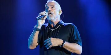Operohet këngëtari Eros Ramazzotti, anulon të gjitha koncertet, ja kur do i kthehet skenës!